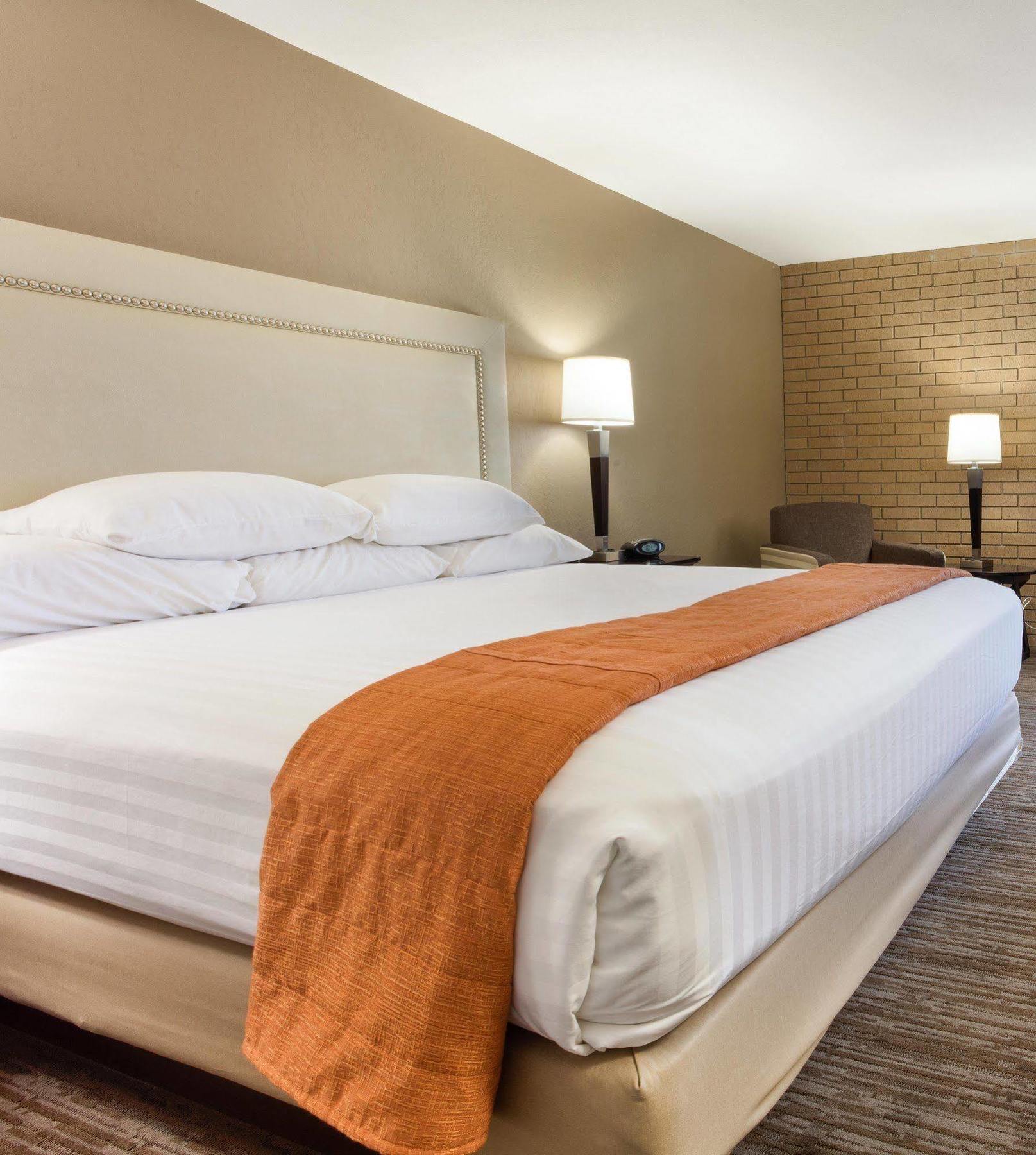 Drury Inn & Suites Kansas City Airport Exteriér fotografie